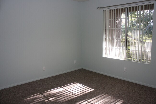 Building Photo - Cute & Cozy Condo Close to UNLV