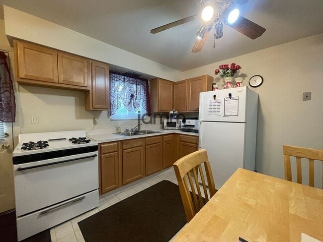 Building Photo - 6052 Glenway Dr