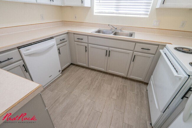 Building Photo - Small Dog Friendly! 3 Bedroom Single-Level...