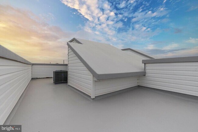 Building Photo - 2121 Bellmore St