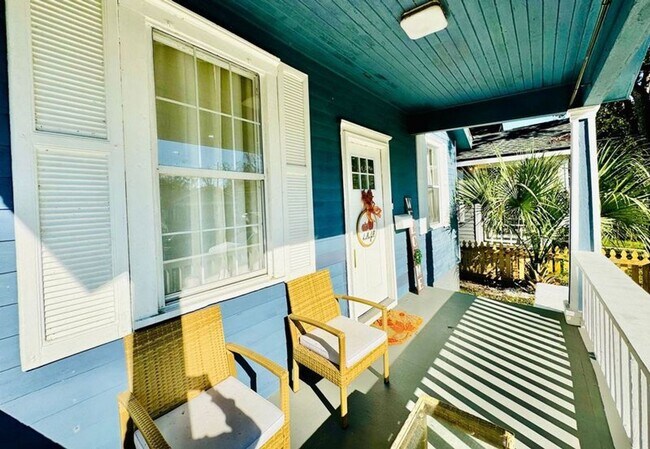 Building Photo - 4 Bedroom 2 Bath Bungalow, in Forsyth Park- Available Jan 3rd!!!