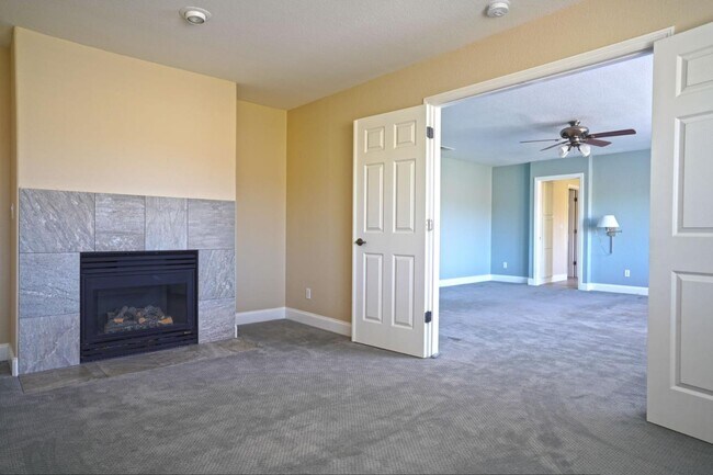 Building Photo - 1074 Vineyard Dr