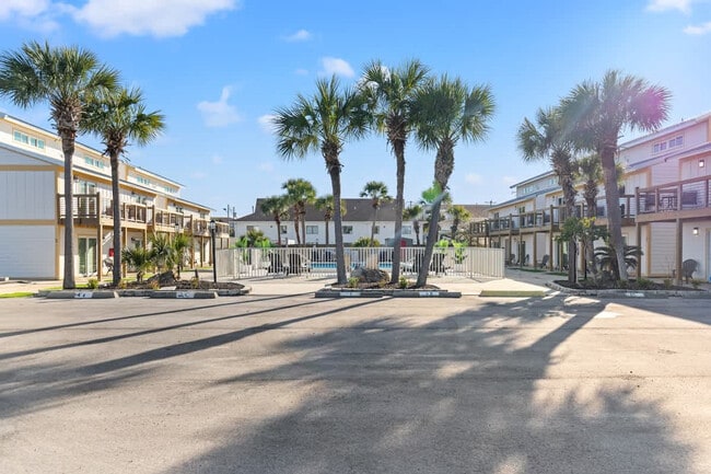 Building Photo - 8115 Thomas Dr