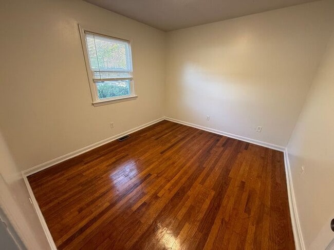 Building Photo - Adorable 2 bed 1 Bath Apartments off Gorman St!