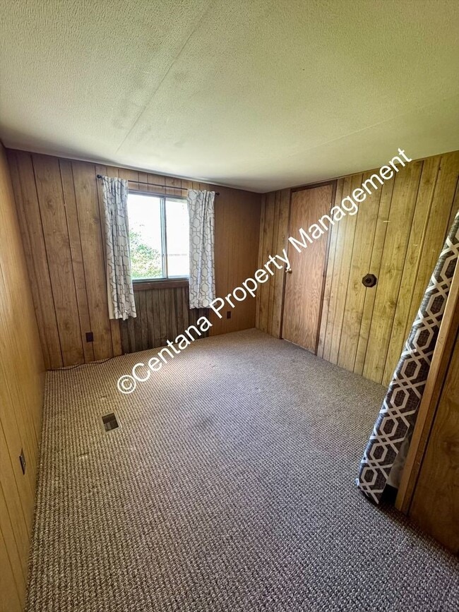 Building Photo - 3 bedroom 2 bathroom mobile home off of Co...
