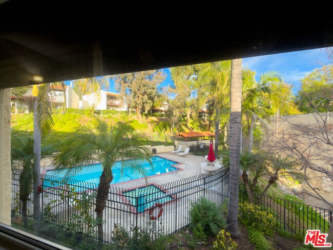 Building Photo - 9531 Vía Ricardo