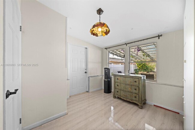 Building Photo - 1935 Arthur St