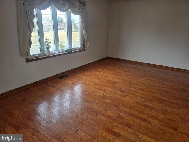 Building Photo - 524 Longshore Ave