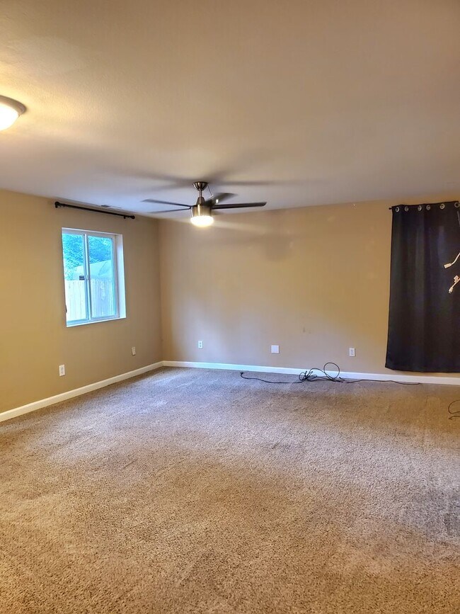 Building Photo - 5 Bed /3 Bath Home in Spanaway