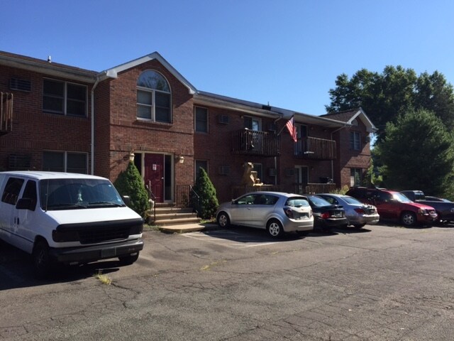 Building Photo - Twin Pines Apartments