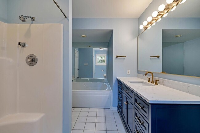 Building Photo - 212 Hawthorne Village Ct