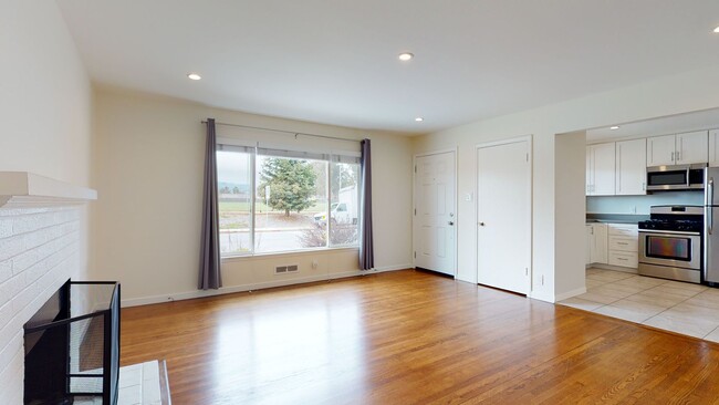 Building Photo - Spacious remodeled 2-bedroom duplex, washe...