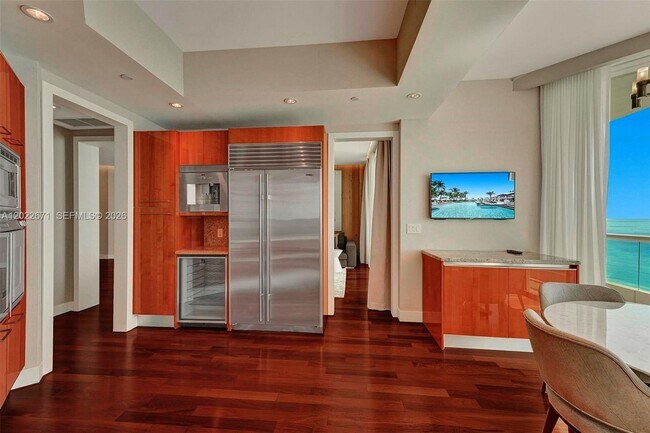 Building Photo - 16051 Collins Ave