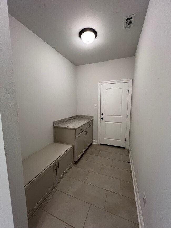 Building Photo - 9922 Stratford Dr