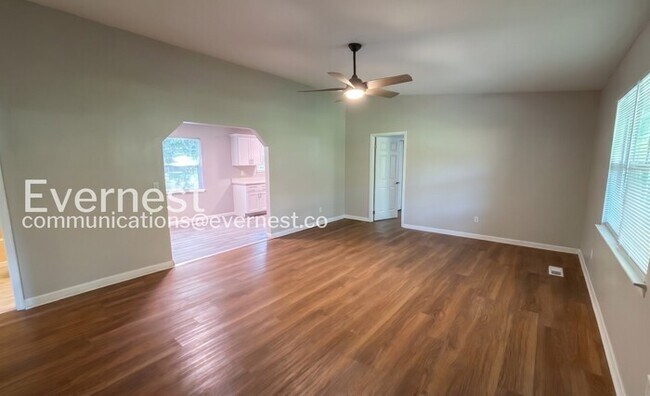 Building Photo - 3 Bed/2 Bath Home with Fenced Yard / Available Now!