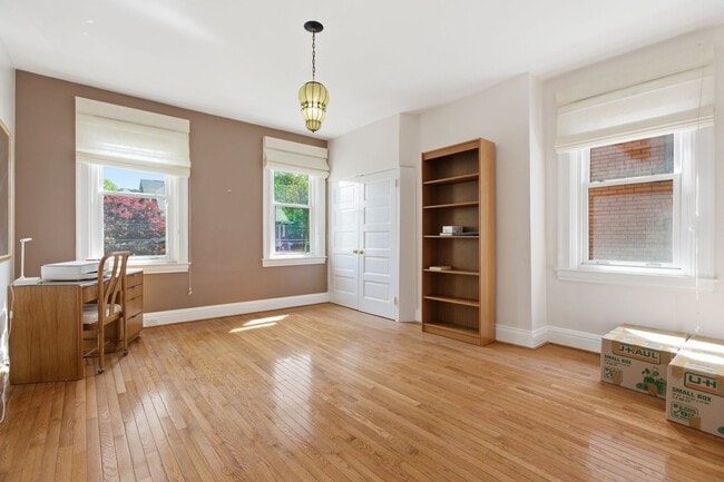 Building Photo - Stunning 5 Bedroom 2.5 Bathroom Home in Squirrel Hill