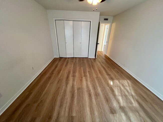 Building Photo - Spacious Forest Acres Condo!