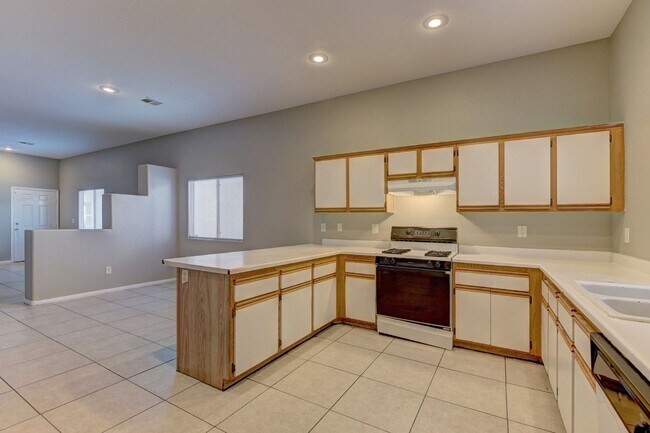 Building Photo - Welcome to this beautifully maintained sin...