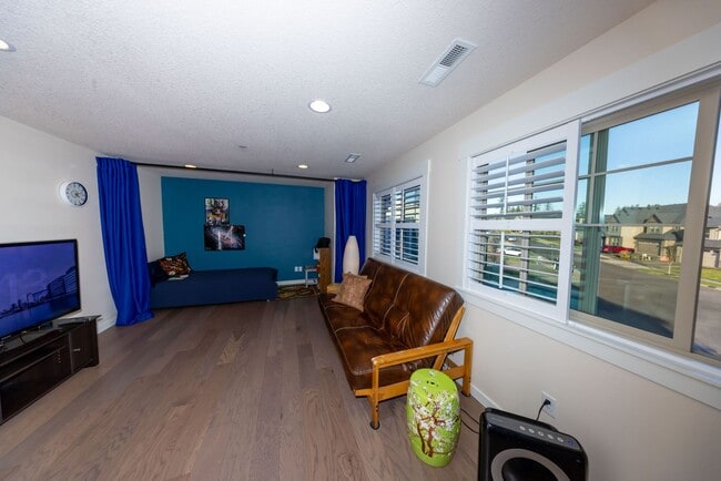 Building Photo - Beautiful Gated 3-Bedroom Home in Camas – Loft/family room, Bonus room, and Outdoor Living!