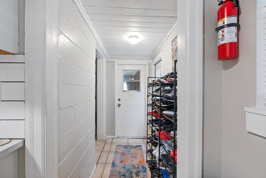 Building Photo - 3011 W Van Buren Dr