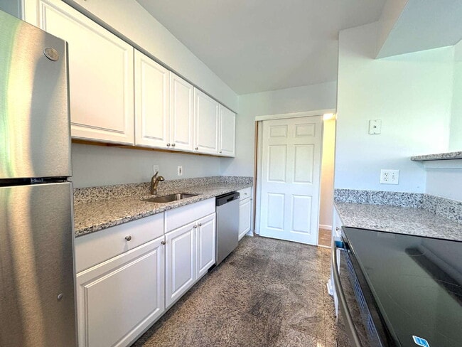 Building Photo - Charming Townhome with Modern Touches & Commuter Convenience!