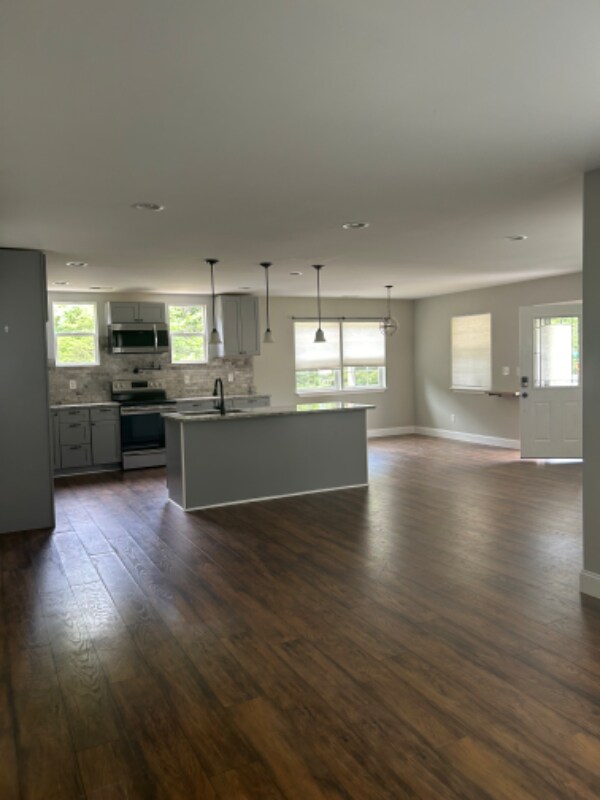 Building Photo - 10 N Rockview Dr