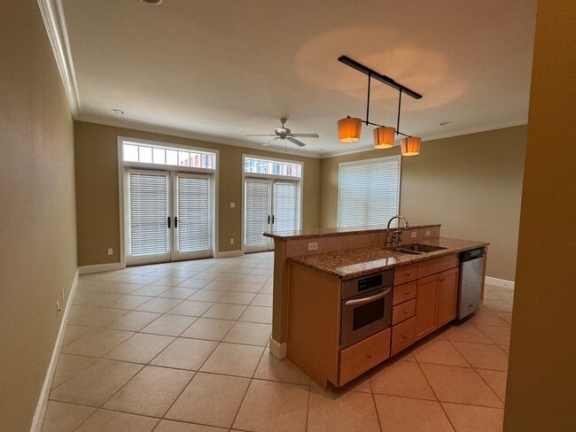 Building Photo - 415 E Romana St