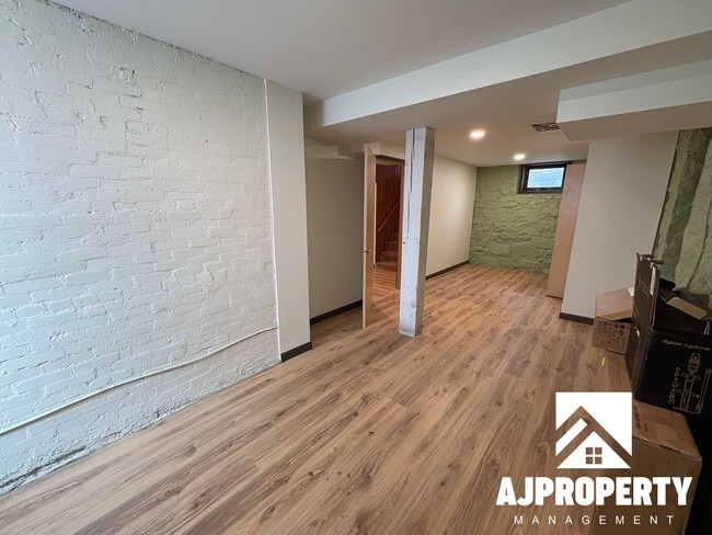 Building Photo - 119 N Summit Ave