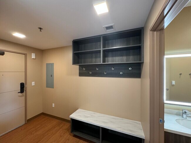 Building Photo - 83 Hanover St