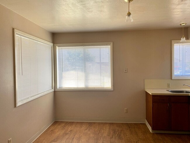 Building Photo - 2 bed 1 bath duplex - water, sewer and gar...