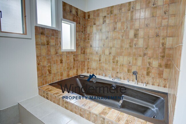 Building Photo - 4 bedroom 3 bathroom pet friendly home