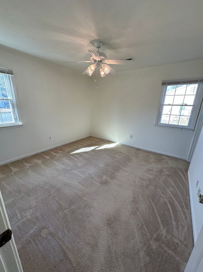 Building Photo - Located in Close Proximity to City Center.