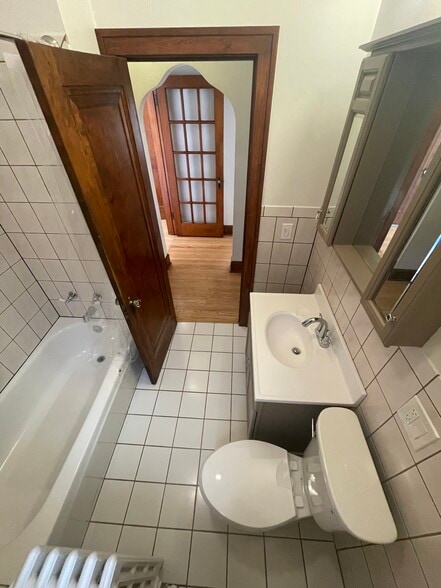 Bathroom - Bird's Eye - 5655 W Ainslie St