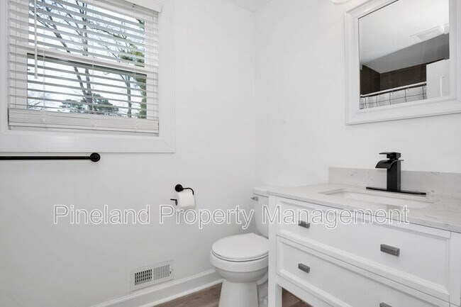 Building Photo - 506 Cross St