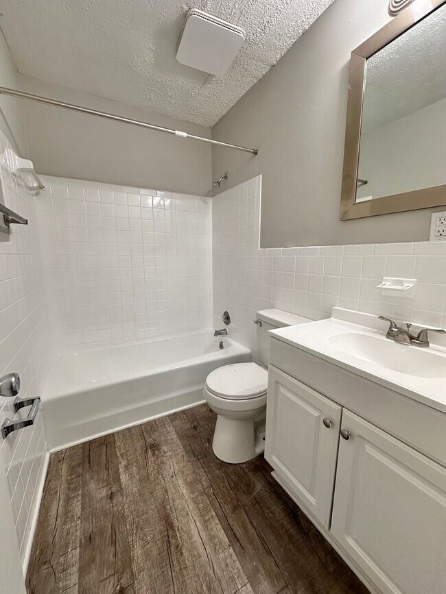 Building Photo - Parkway Apartments – Convenient 2-Bedroom ...