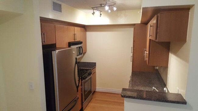 Building Photo - Updated 1 Bedroom Condo with Office and Ga...