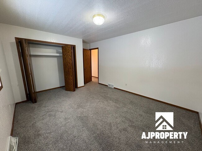 Building Photo - 5801 W Coughran Ct