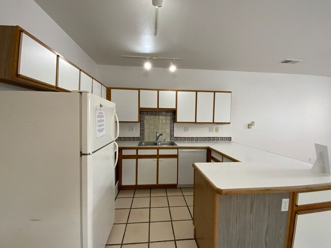 Building Photo - 3 Bedroom Townhome Available Near Albuquer...