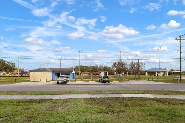 Building Photo - 902 W Alsobrook St