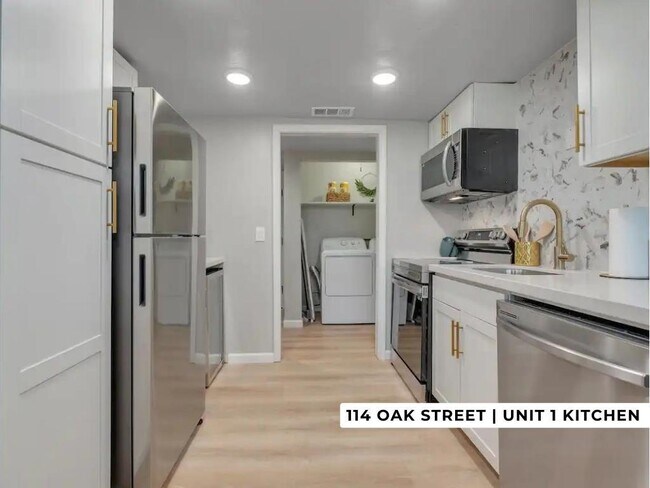 Primary Photo - 114 Oak St