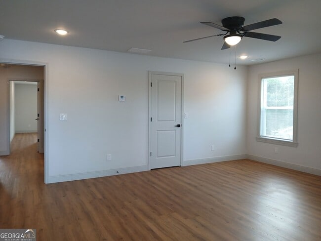 Building Photo - 245 Lakeview Dr