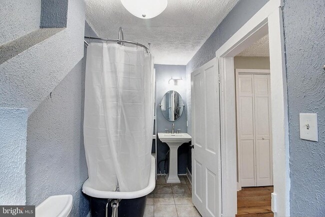 Building Photo - 213 E 6th St