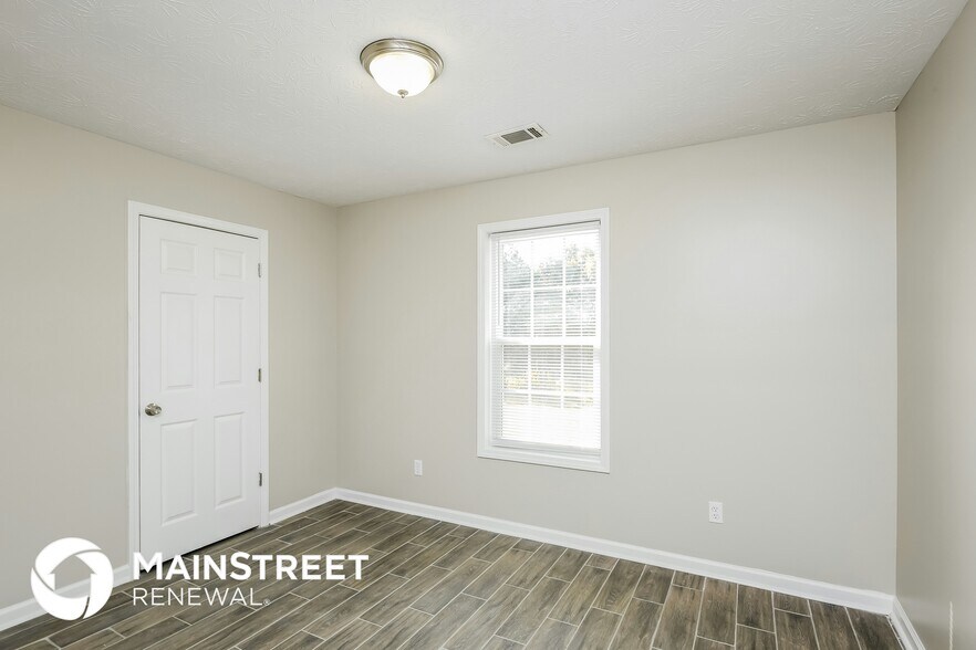 Building Photo - 420 Foxdale Rd