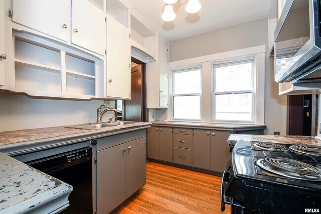 Building Photo - 1628 W Callender Ave