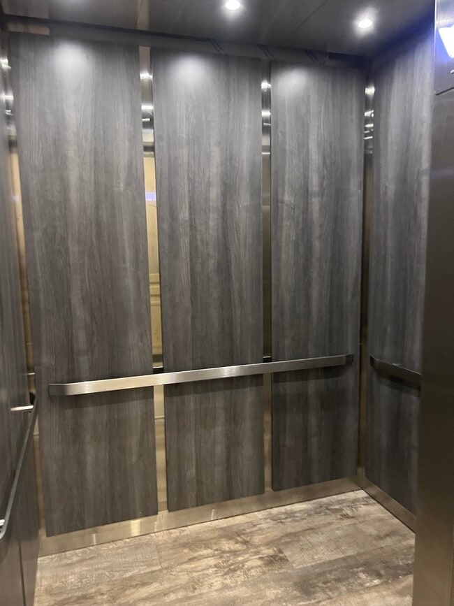 Building Photo - 1208 E 64th St