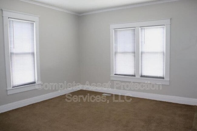 Building Photo - 808 W 11th St