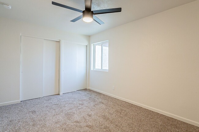 Building Photo - Bright, open 2nd floor condo in Phoenix!