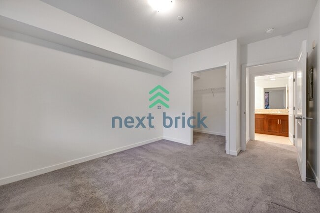 Building Photo - Spacious 1 Bedroom + Den in Canal Station Prime Ballard Location!
