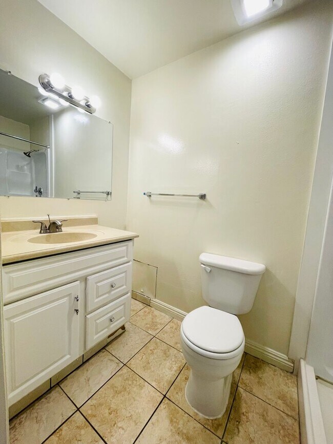 Building Photo - Welcome to this beautiful 3-bedroom, 2-bat...