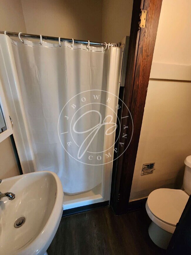 Building Photo - "Cozy Studio Living in South Toledo! All utilities included!